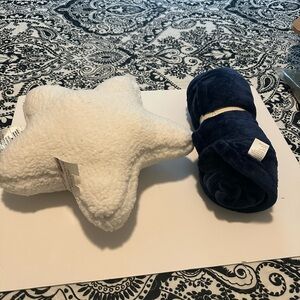 NWT White Star Pillow and Navy Blanket Set